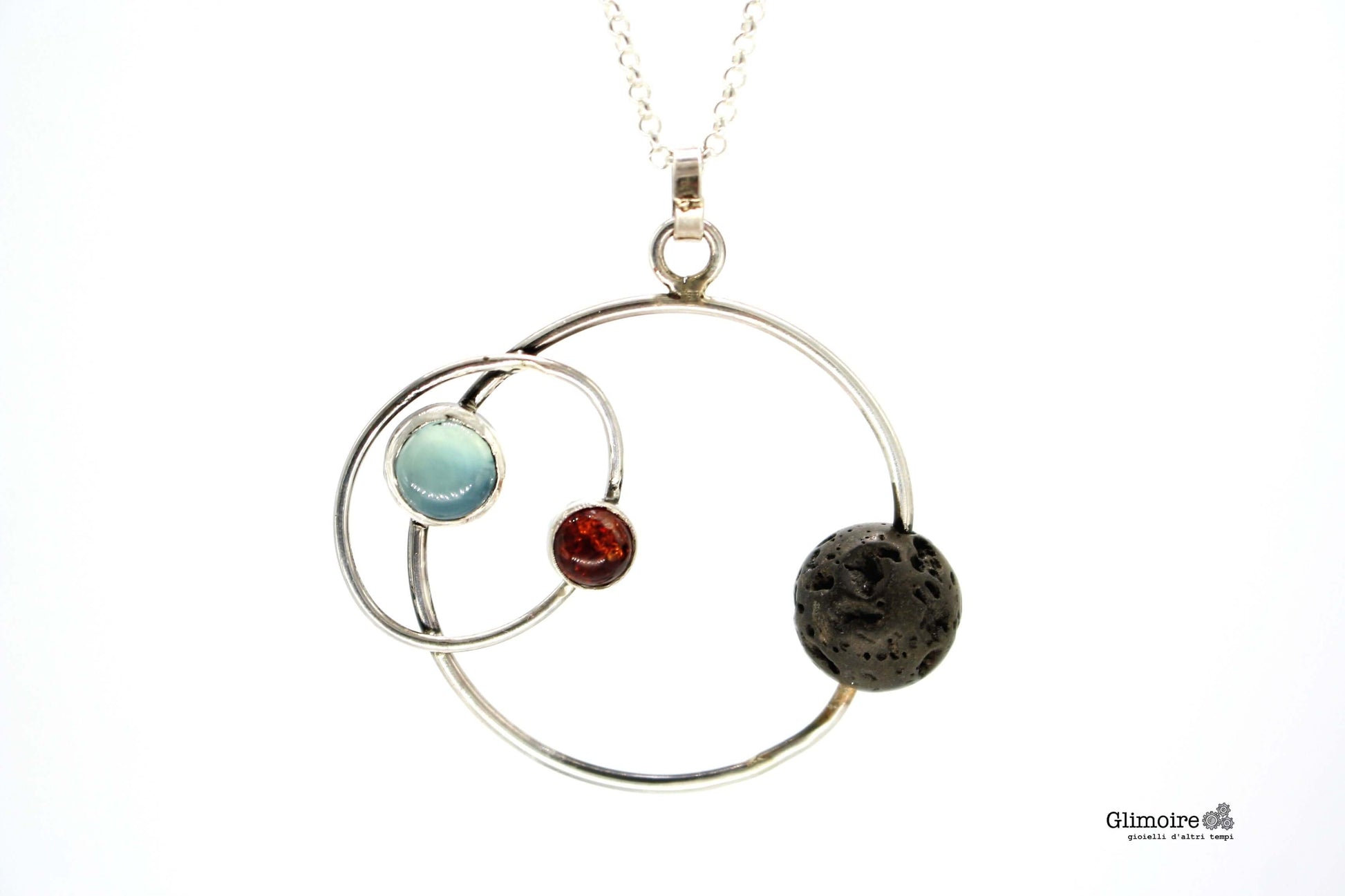 Collana Glimoire con pendente circolare e pietre decorative blu, rossa e nera