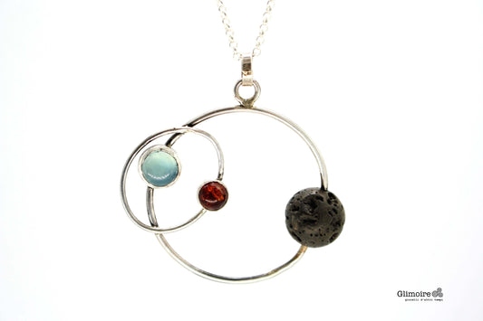 Collana Glimoire con pendente circolare e pietre decorative blu, rossa e nera