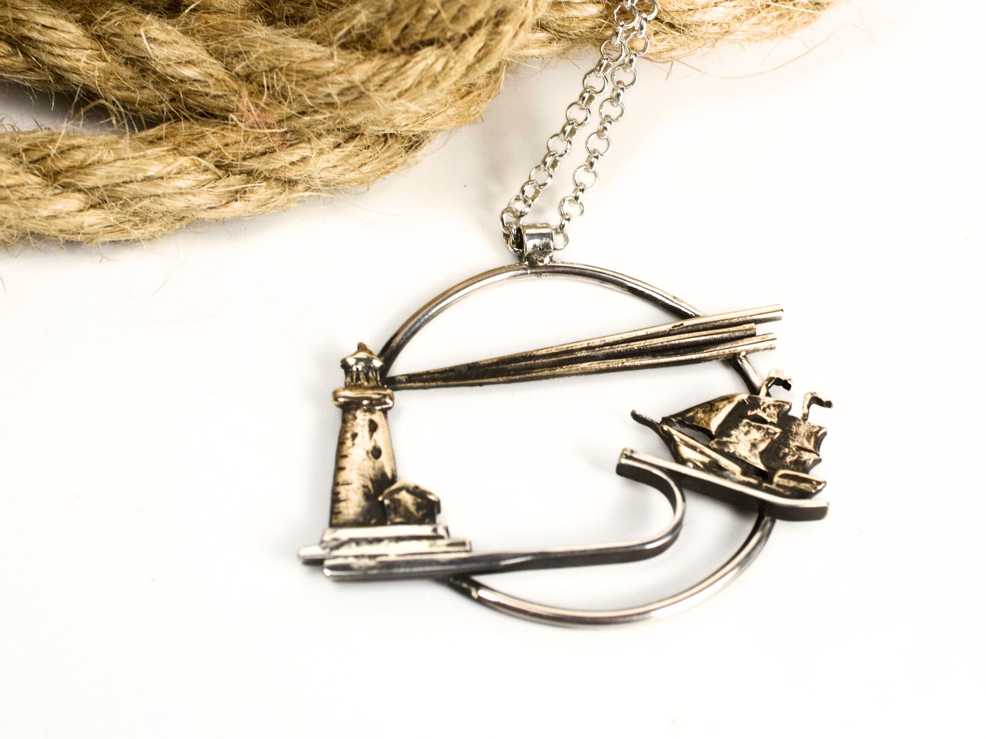 Collana Glimoire con pendente inciso a mano Il faro e il veliero in metallo argentato