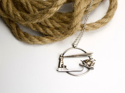 Collana Glimoire con pendente inciso a mano Il faro e il veliero in design elegante