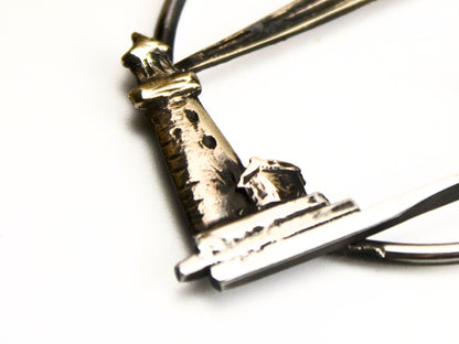 Collana Glimoire con pendente inciso a mano, Il faro e il veliero in argento elegante
