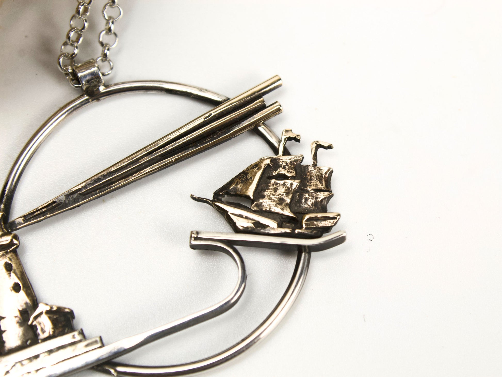 Collana Glimoire con pendente inciso a mano Il faro e il veliero in argento