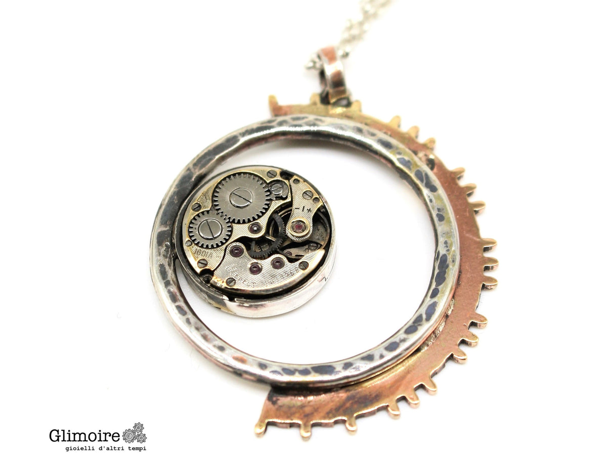 Medaglione eclissi in argento brunito con meccanismo di orologio vintage