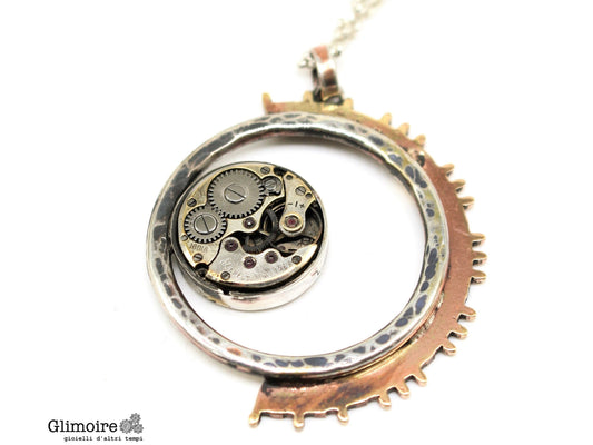 Medaglione eclissi in argento brunito con meccanismo di orologio vintage