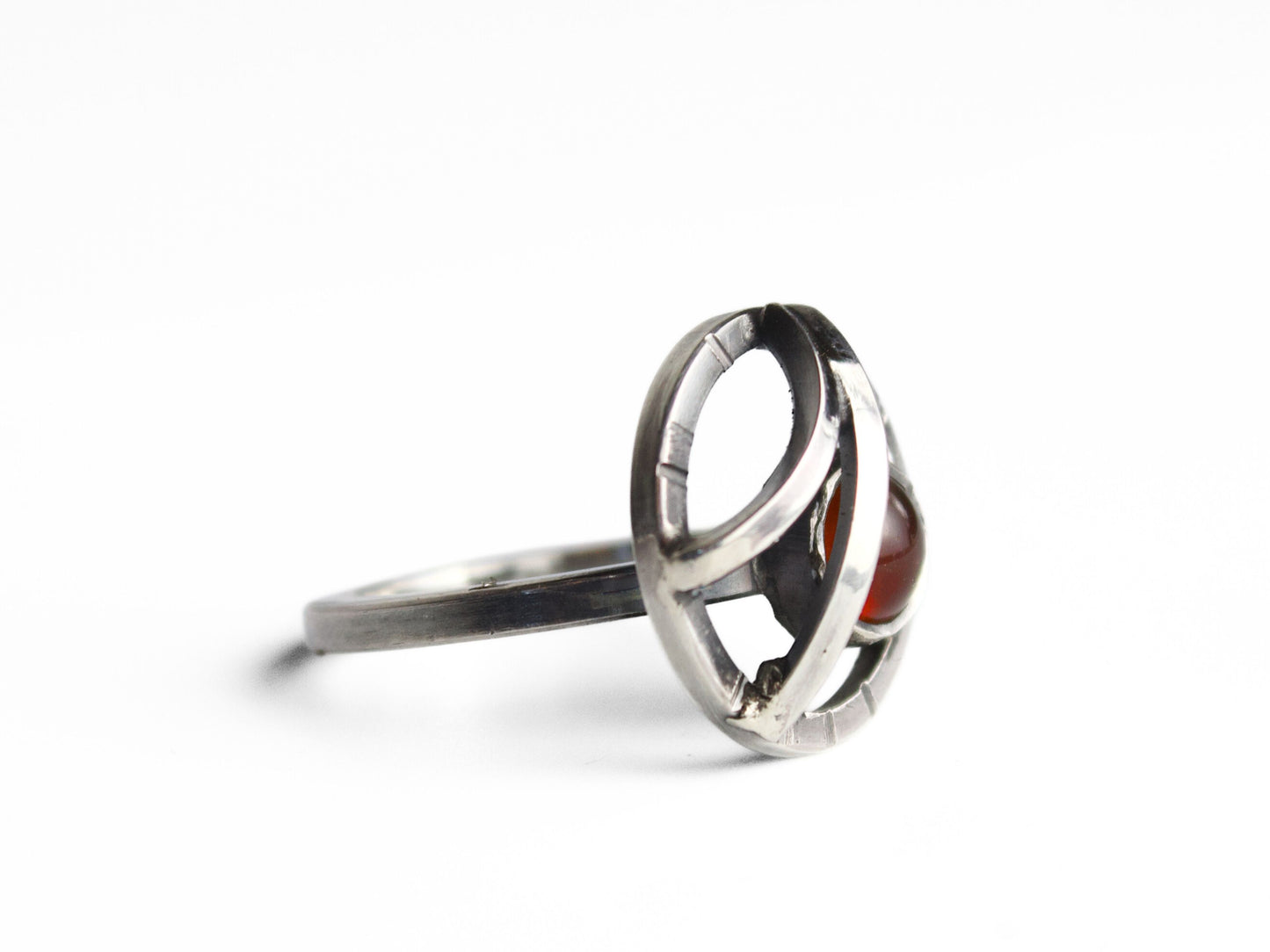 Orbite - Anello con pietra rossa in argento dal design moderno e raffinato