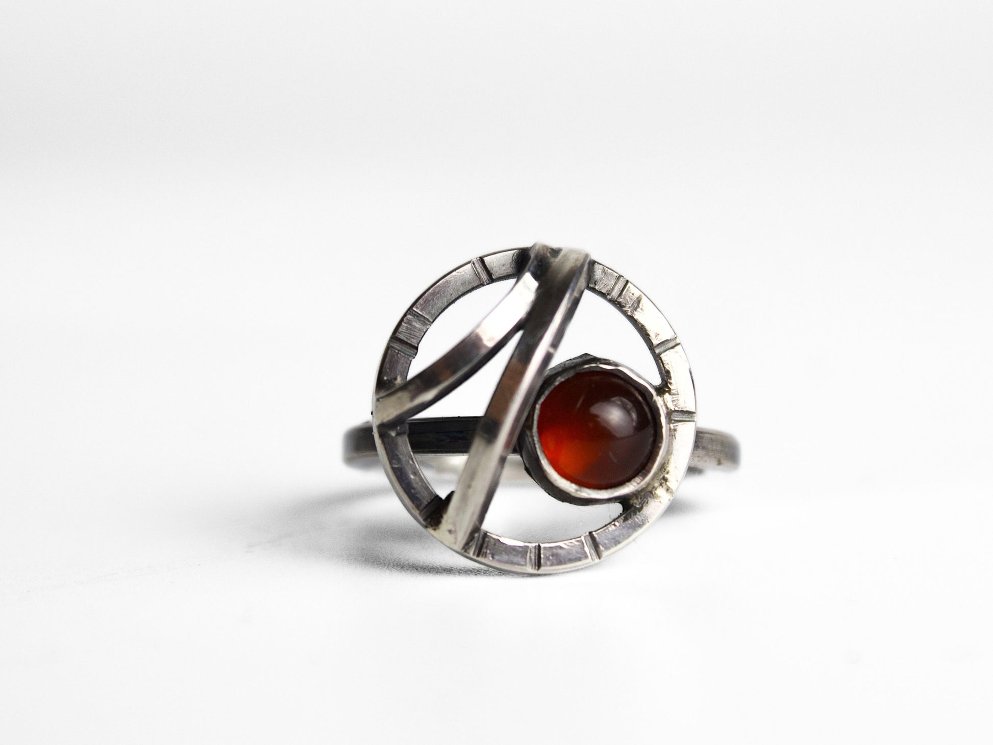 Orbite - Anello con pietra rossa in argento con design moderno e accattivante