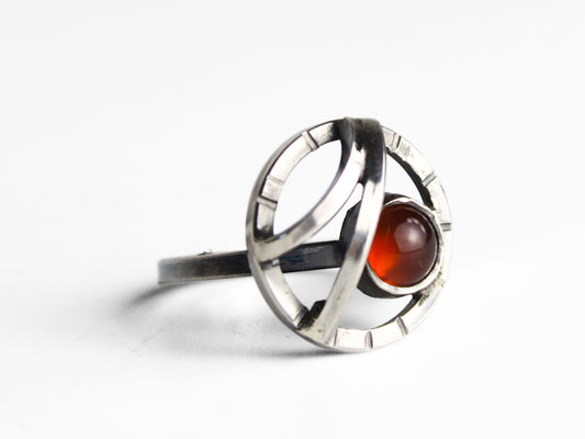 Orbite - Anello con pietra rossa in argento dal design moderno e elegante