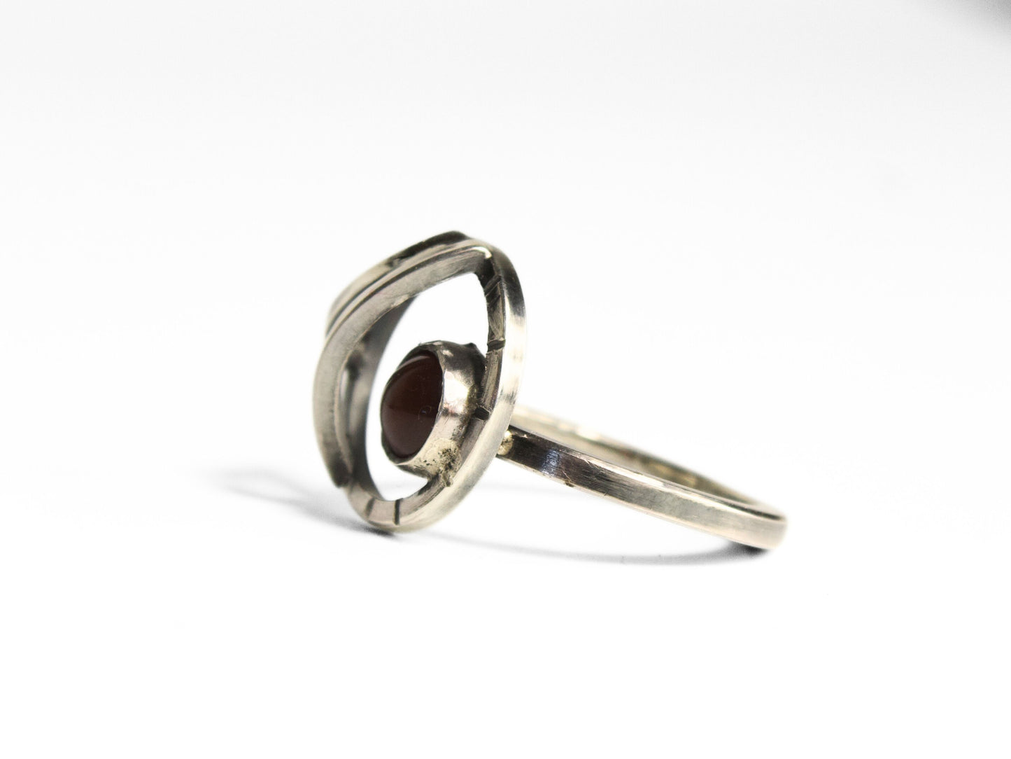 Orbite - Anello con pietra rossa in argento dal design elegante e moderno