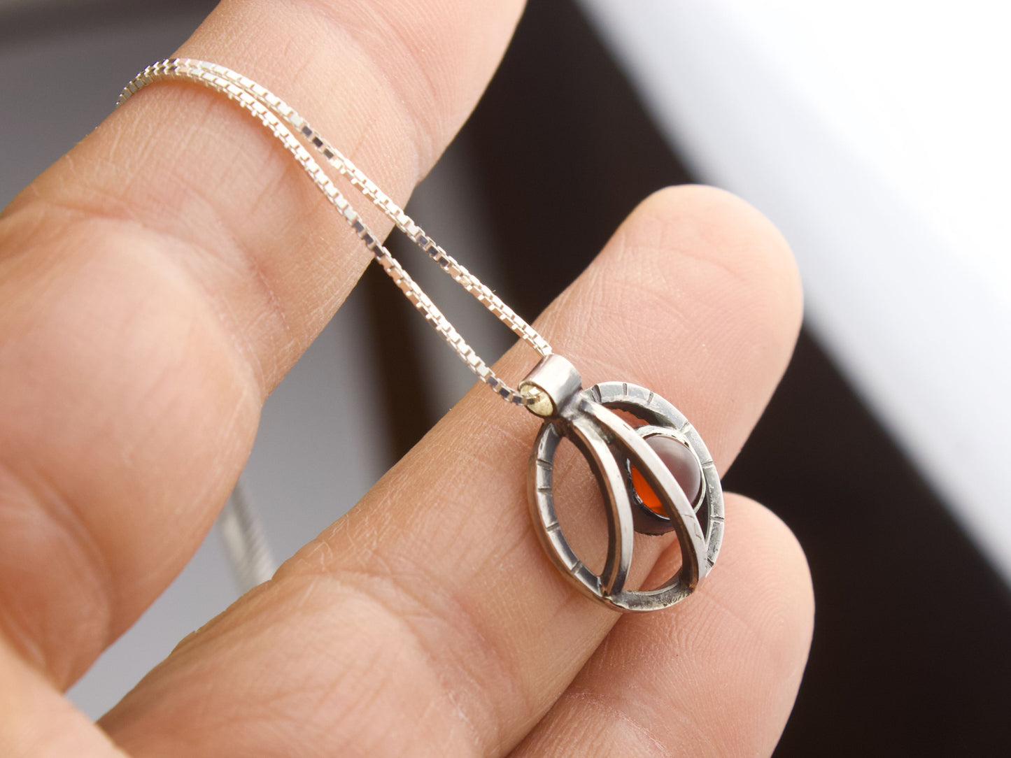 Collana Orbite con pietra rossa in argento,indossata
