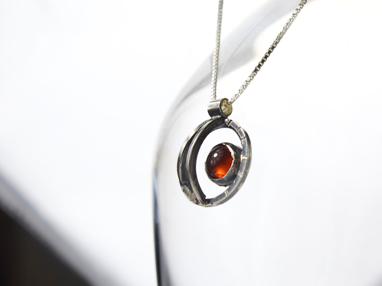 Collana Orbite con pietra rossa in argento, design elegante e moderno per ogni occasione