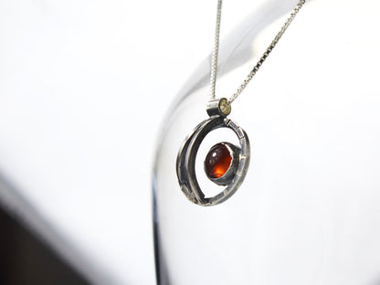 Collana Orbite con pietra rossa in argento, design elegante e moderno per ogni occasione