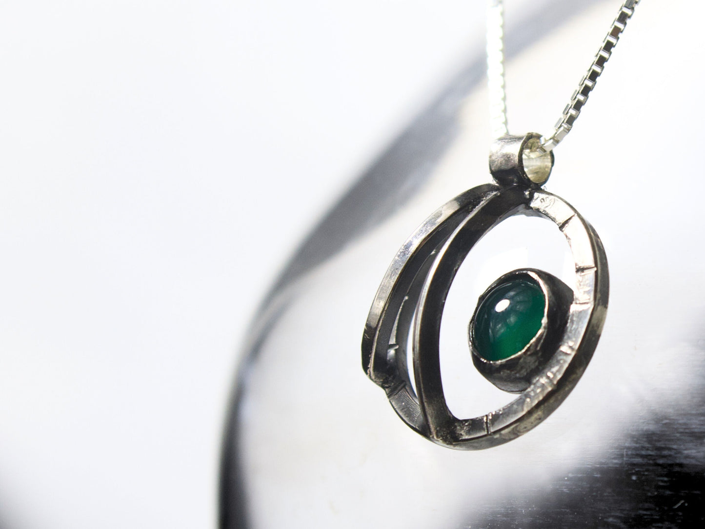 Collana Orbite - collana pietra verde con pendente unico in argento e pietra verde brillante