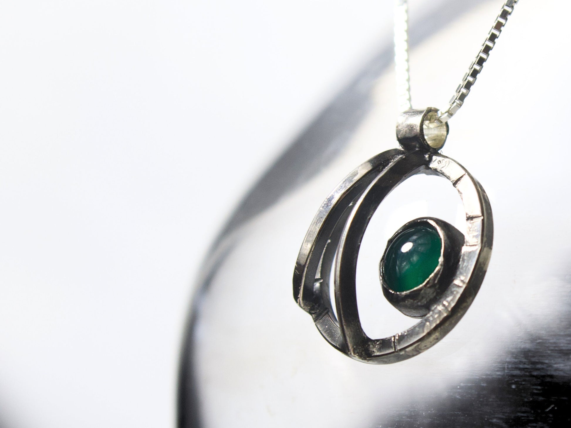 Collana Orbite - collana pietra verde con pendente unico in argento e pietra verde brillante