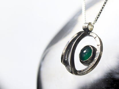 Collana Orbite - collana pietra verde con pendente unico in argento e pietra verde brillante