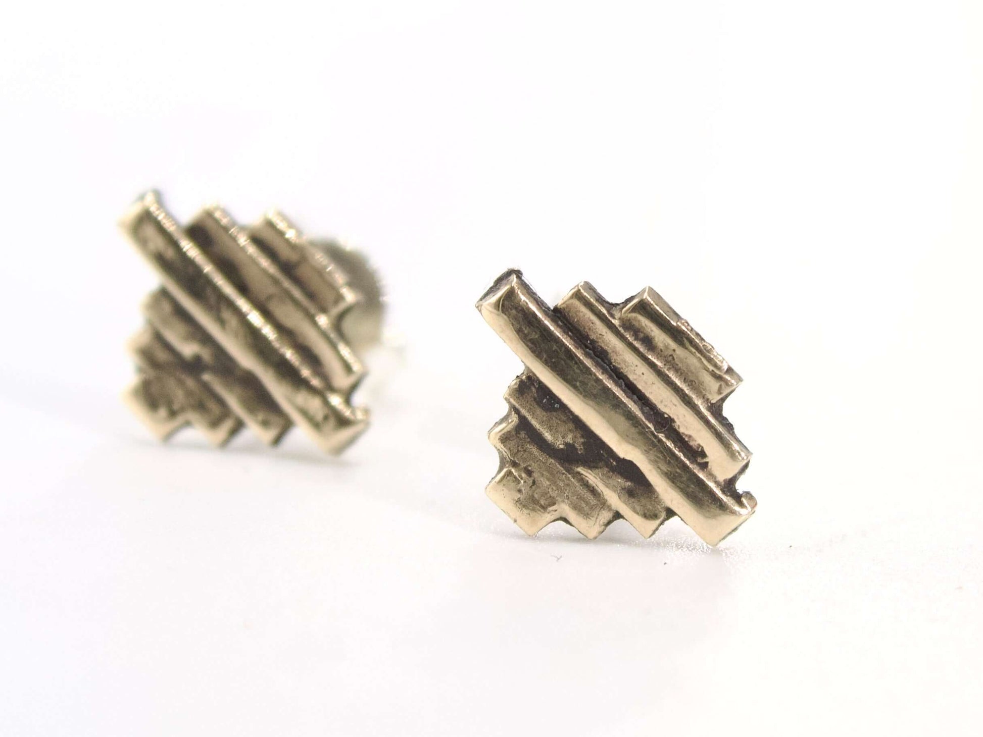 Orecchini a perno artigianali con design geometrico in metallo color argento firmati Glimoire
