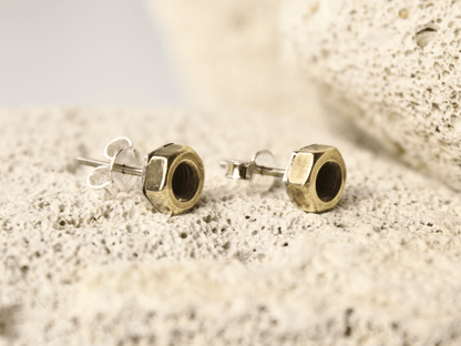 Orecchini a perno con bulloni in metallo dorato per un look moderno e stiloso