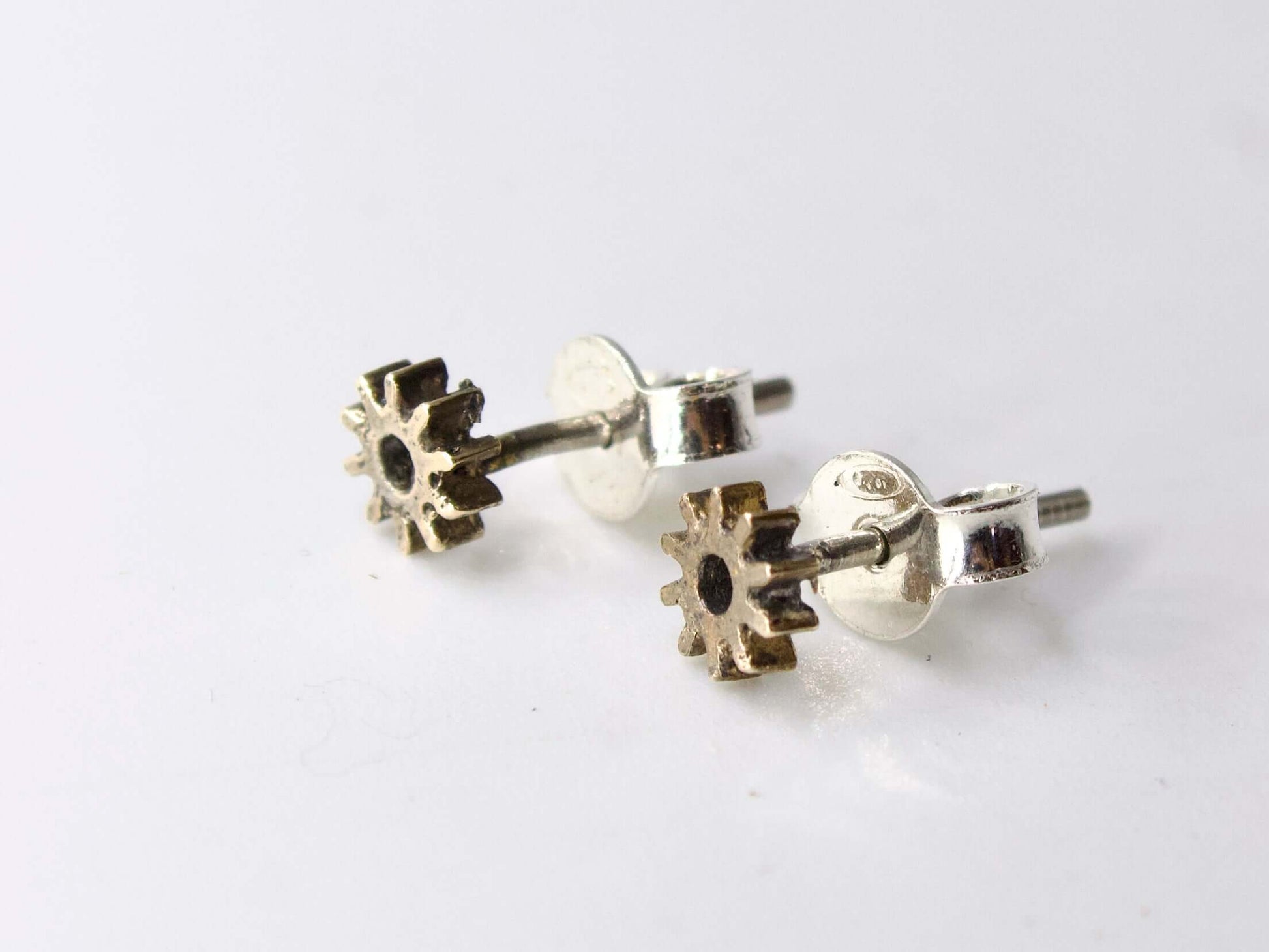 Orecchini a perno con ingranaggi in metallo vintage firmati Glimoire per stile steampunk