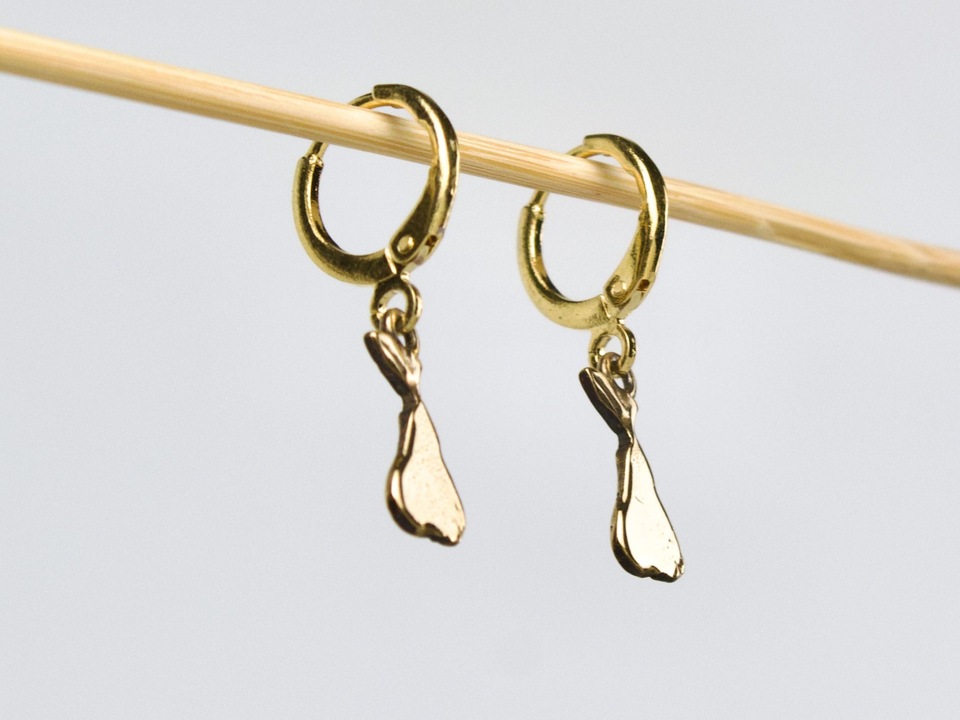 Orecchini cerchio ottone dorato con pendente a forma di pera per un look elegante