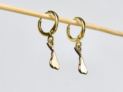 Orecchini cerchio ottone dorato con pendente a forma di pera per un look elegante