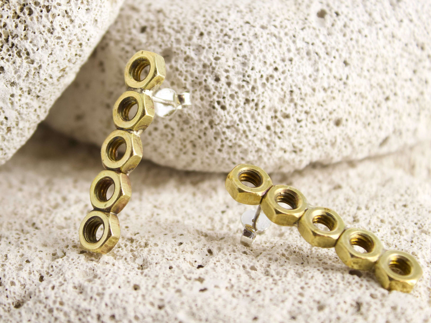 Orecchini esagonali dadini in ottone con design moderno e lucido per un tocco elegante