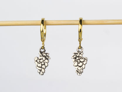 Orecchini a lobo in argento a forma di grappolo d'uva, con cerchietti in ottone dorato. Ogni frutto possiede una propria armonia di linee e forme. Nella sua semplicità si cela un'eleganza discreta.