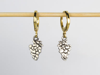 Orecchini a lobo di Glimoire con charm a forma di grappolo d'uva in argento e cerchietti in ottone dorato.