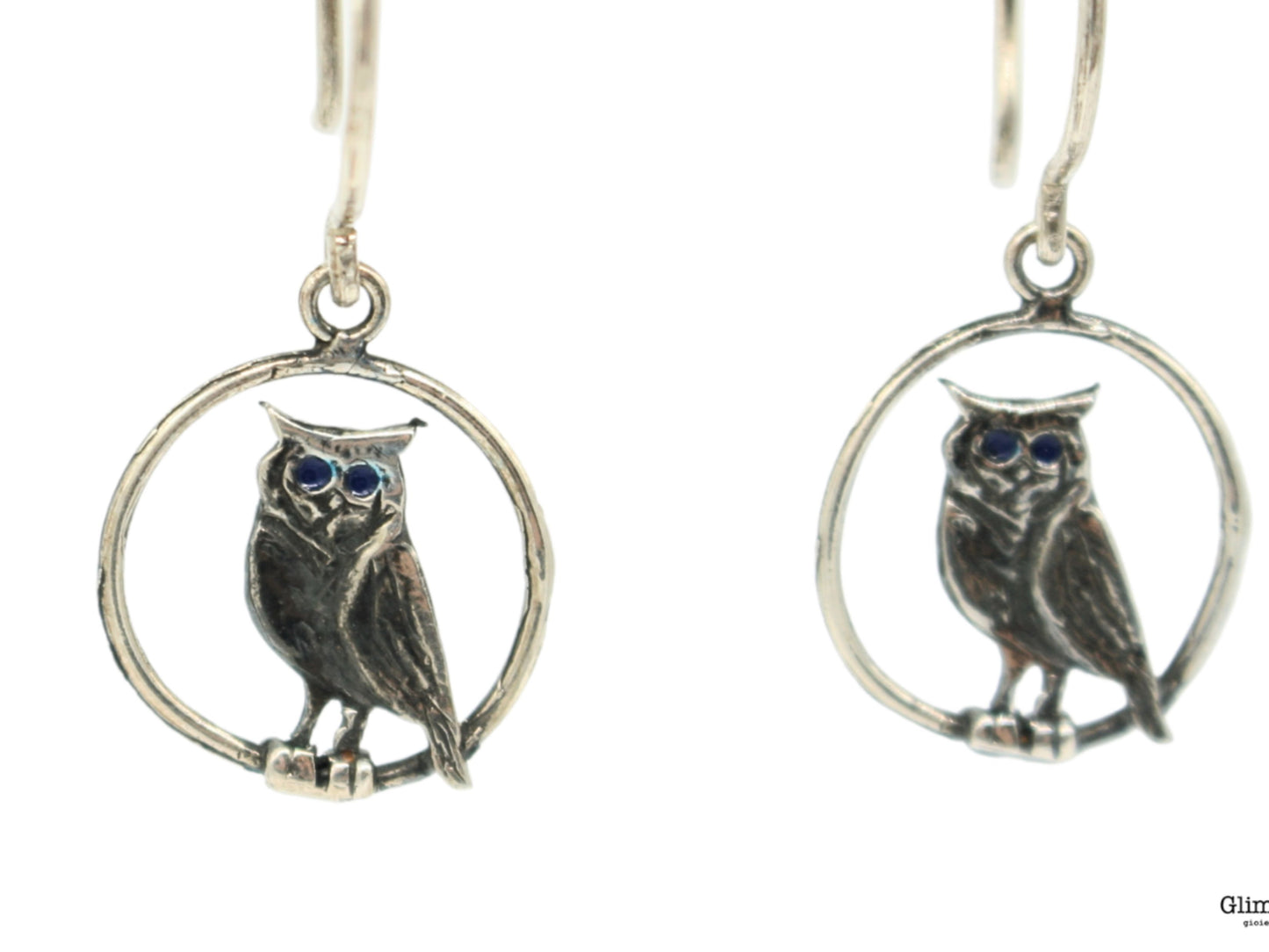 Orecchini gufi in argento con occhi blu, design di Glimoire, pendenti a forma di gufo