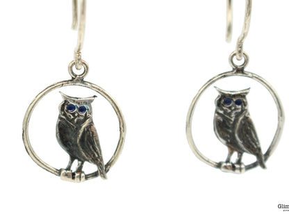 Orecchini gufi in argento con occhi blu, design di Glimoire, pendenti a forma di gufo