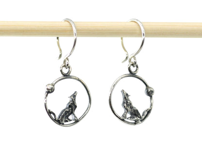 Orecchini lupi incisi a mano in argento con design di lupo che ulula dentro cerchio di Glimoire