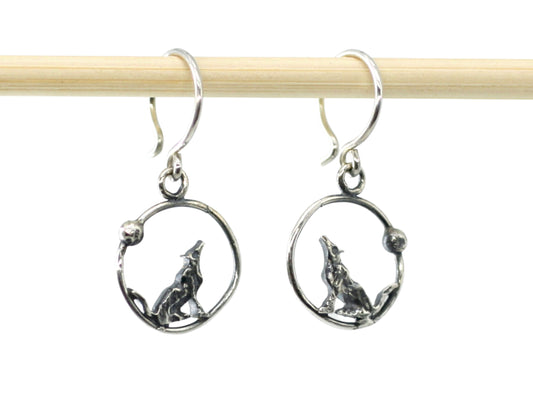 Orecchini lupi incisi a mano in argento con design di lupo che ulula dentro cerchio di Glimoire