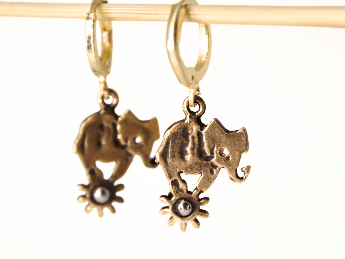 Coppia di orecchini minimali in bronzo e ottone a forma di elefantino