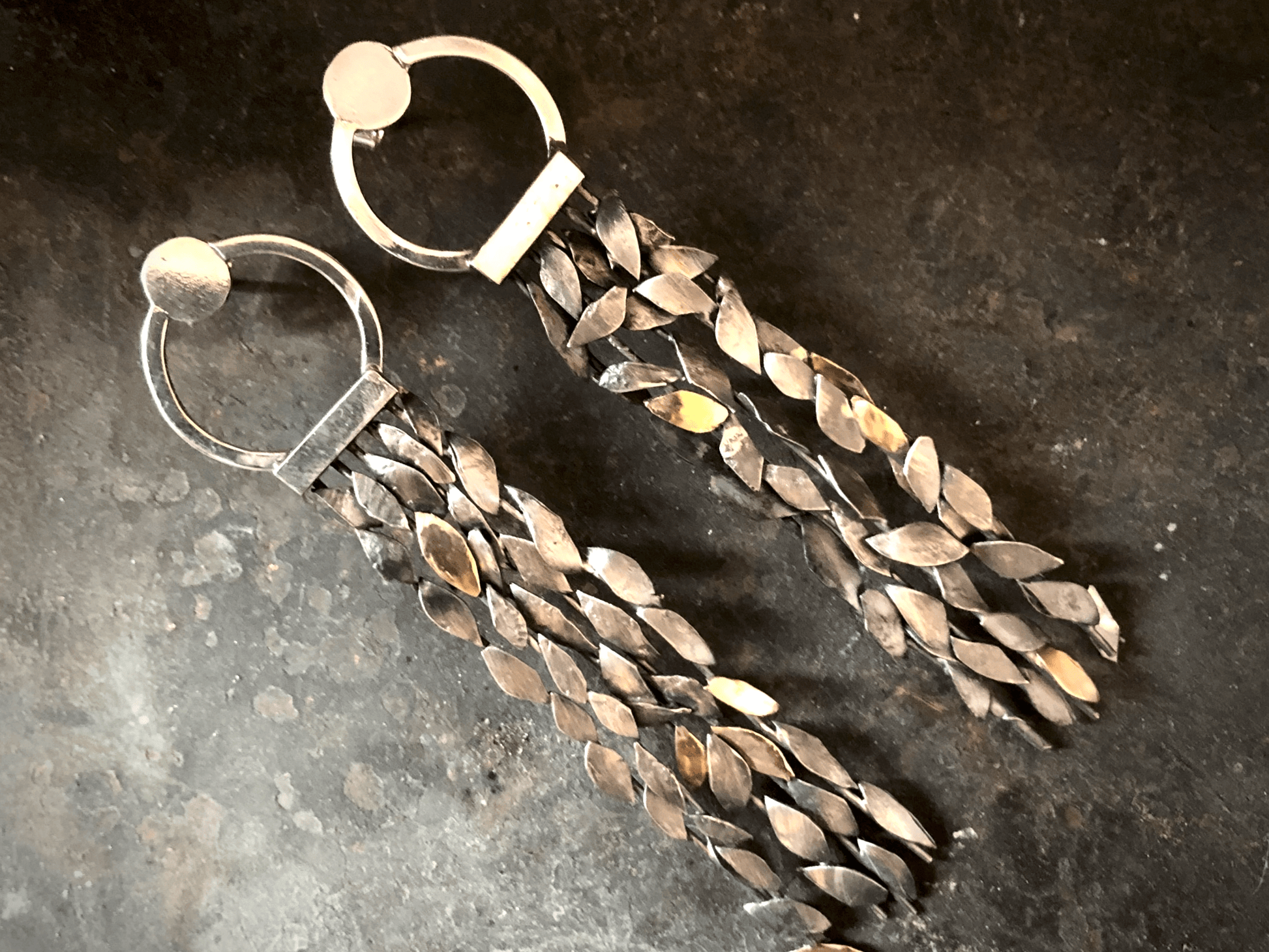 Orecchini pendenti con foglie Glimoire in metallo argentato con design a catena multipla