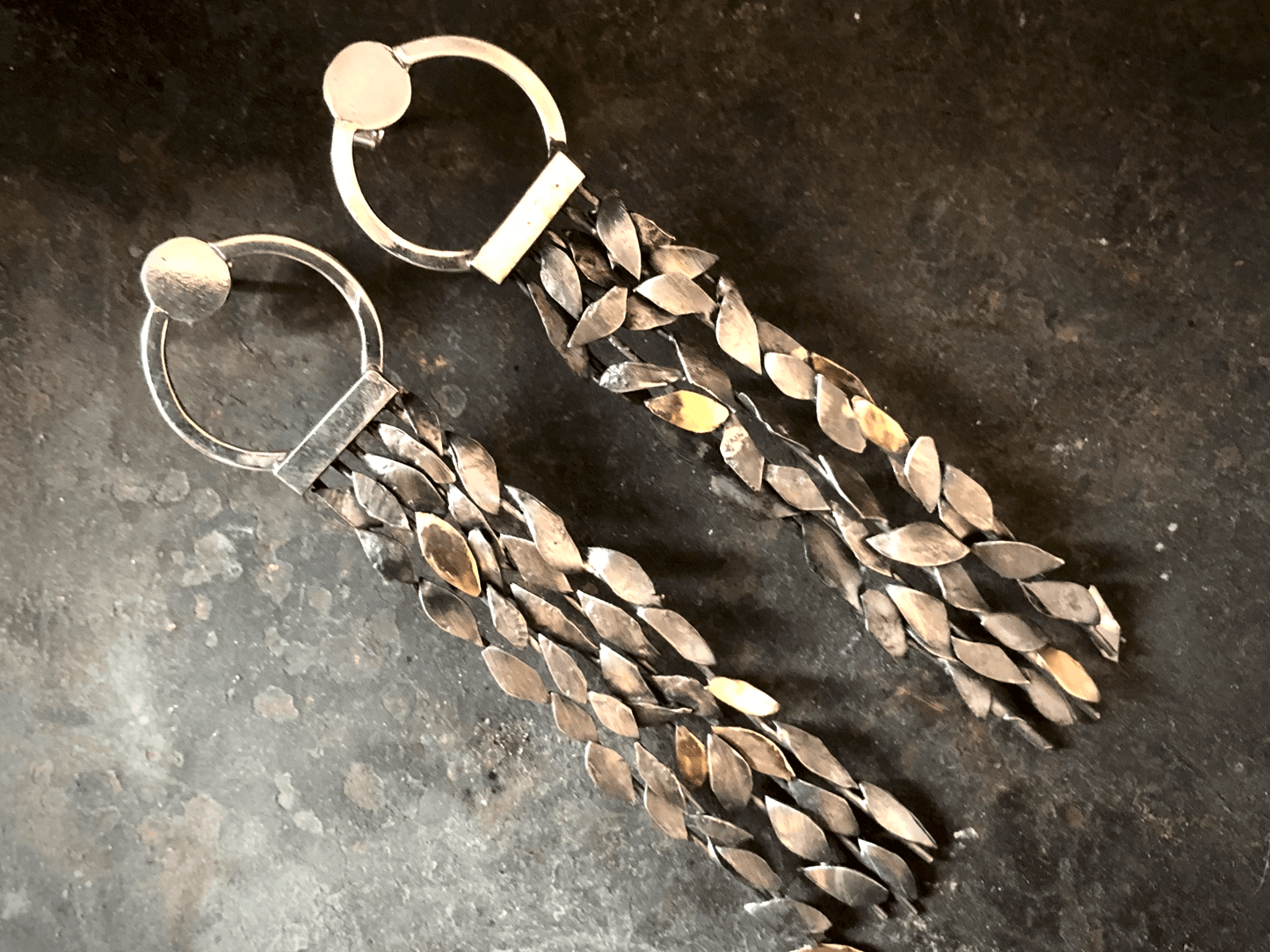 Orecchini pendenti con foglie in argento e oro