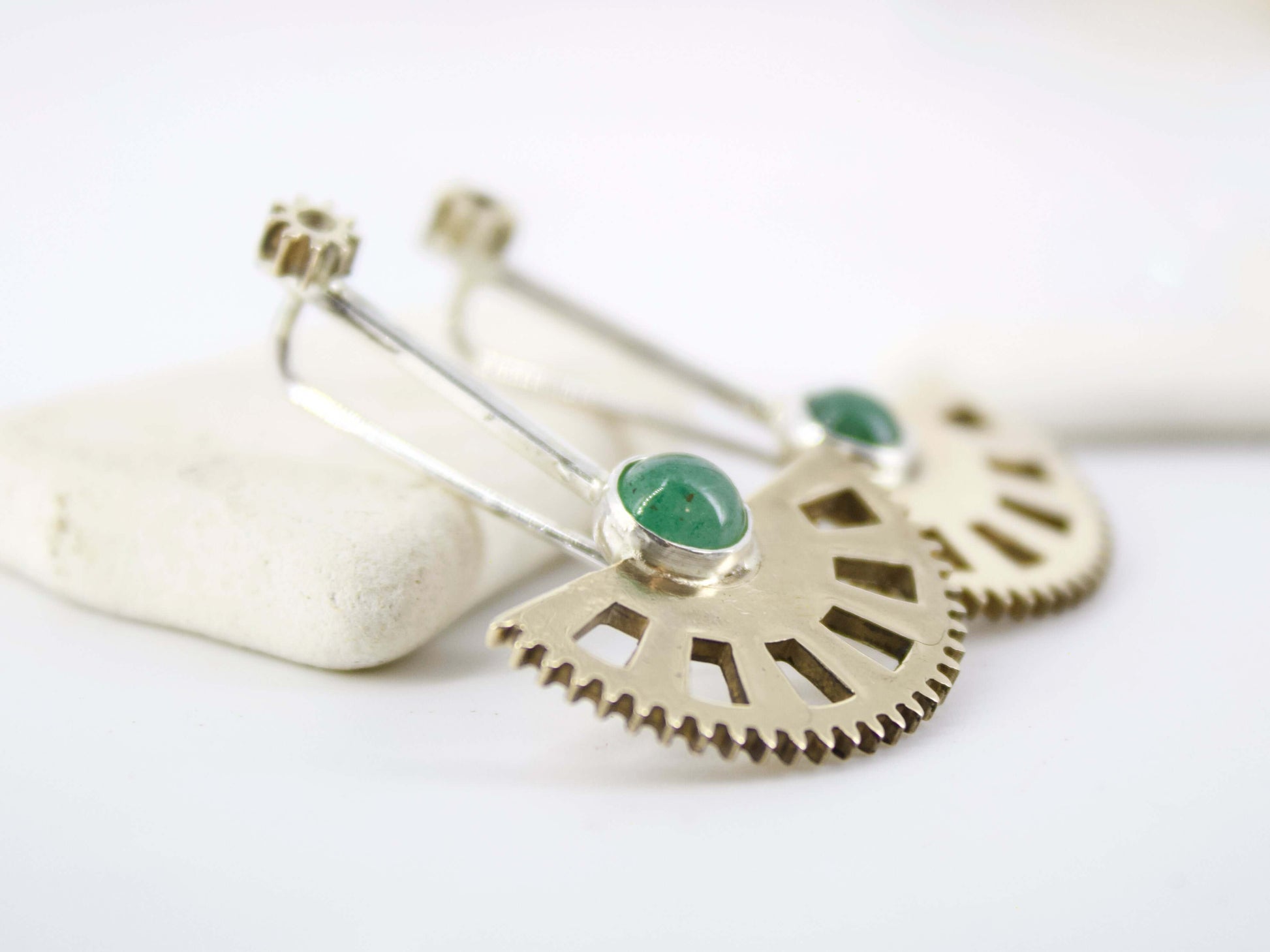 Orecchini pendenti pietra verde Glimoire con design moderno in argento e pietra centrale verde