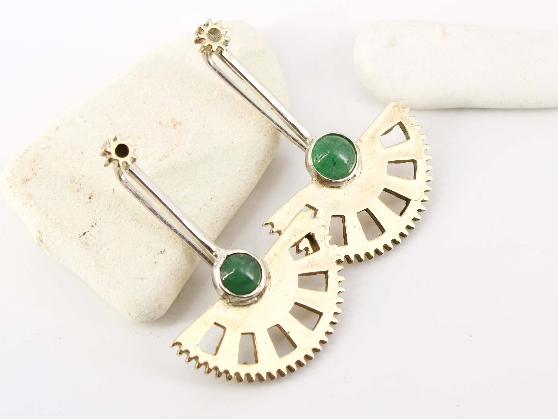 Orecchini pendenti pietra verde Glimoire design in metallo con pietra verde centrale