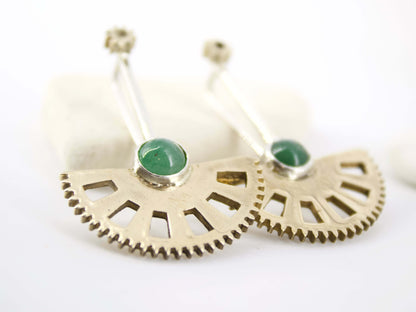 Orecchini pendenti pietra verde Glimoire con design semicircolare traforato e montatura argento