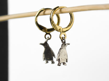 Orecchini pinguino incisi a mano in argento 