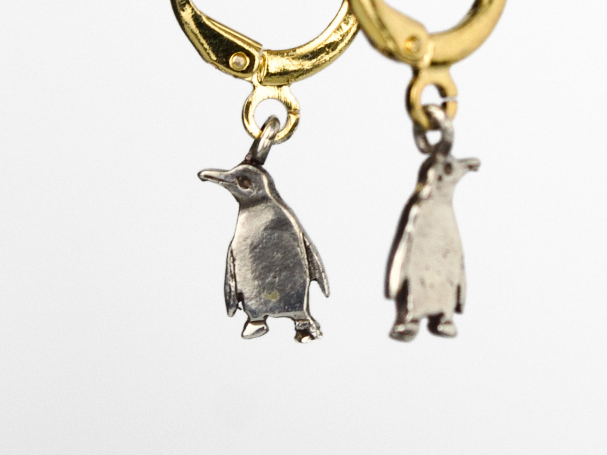 Orecchini pinguino artigianali con pendenti a forma di pinguino inargento e chiusura dorata