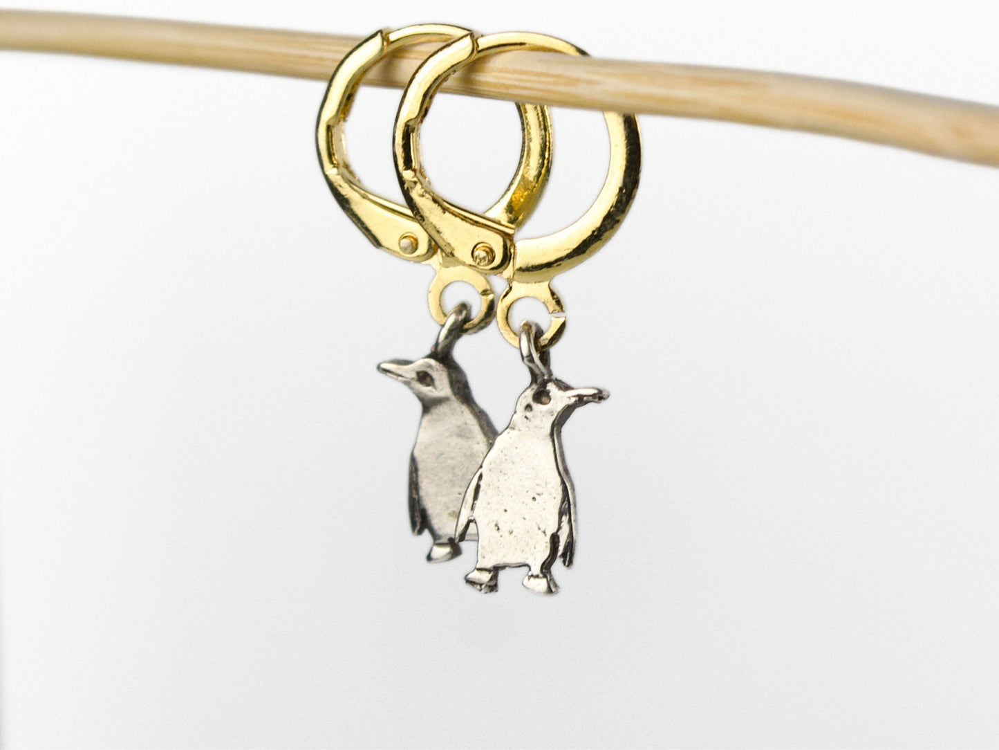 Orecchini pinguino artigianali di Glimoire con ciondoli a forma di pinguino in oro e argento