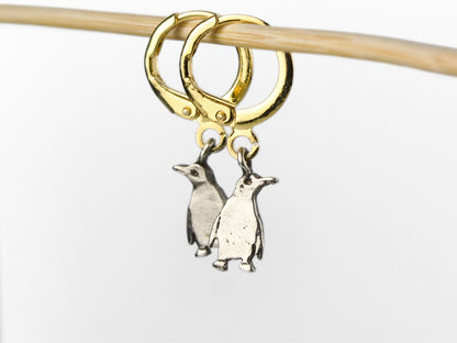 Orecchini pinguino artigianali di Glimoire con ciondoli a forma di pinguino in oro e argento