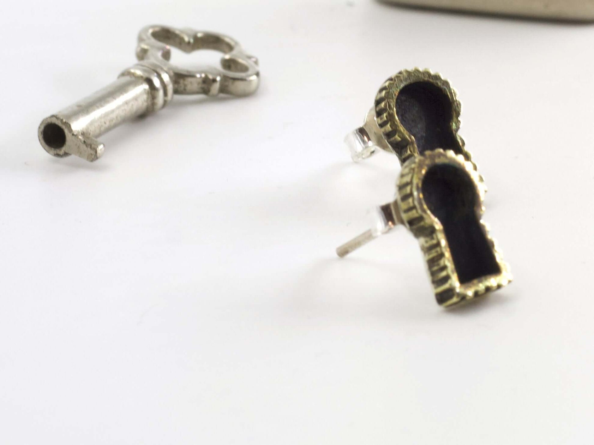 Orecchini serrature a forma di chiave vintage in metallo dorato e argento Glimoire