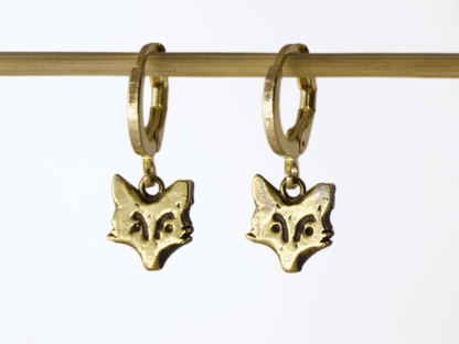 Orecchini minimali con ciondolo volpe in bronzo traforato e cerchio in ottone