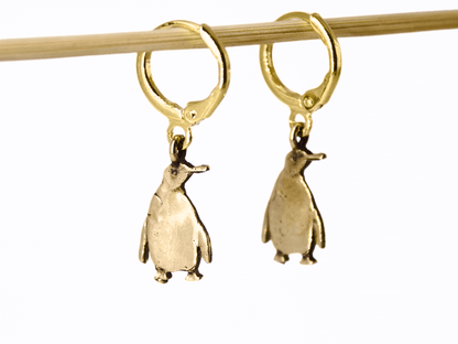 Orecchini pendenti in bronzo a forma di pinguino con cerchietti in ottone dorato, creazione artigianale.