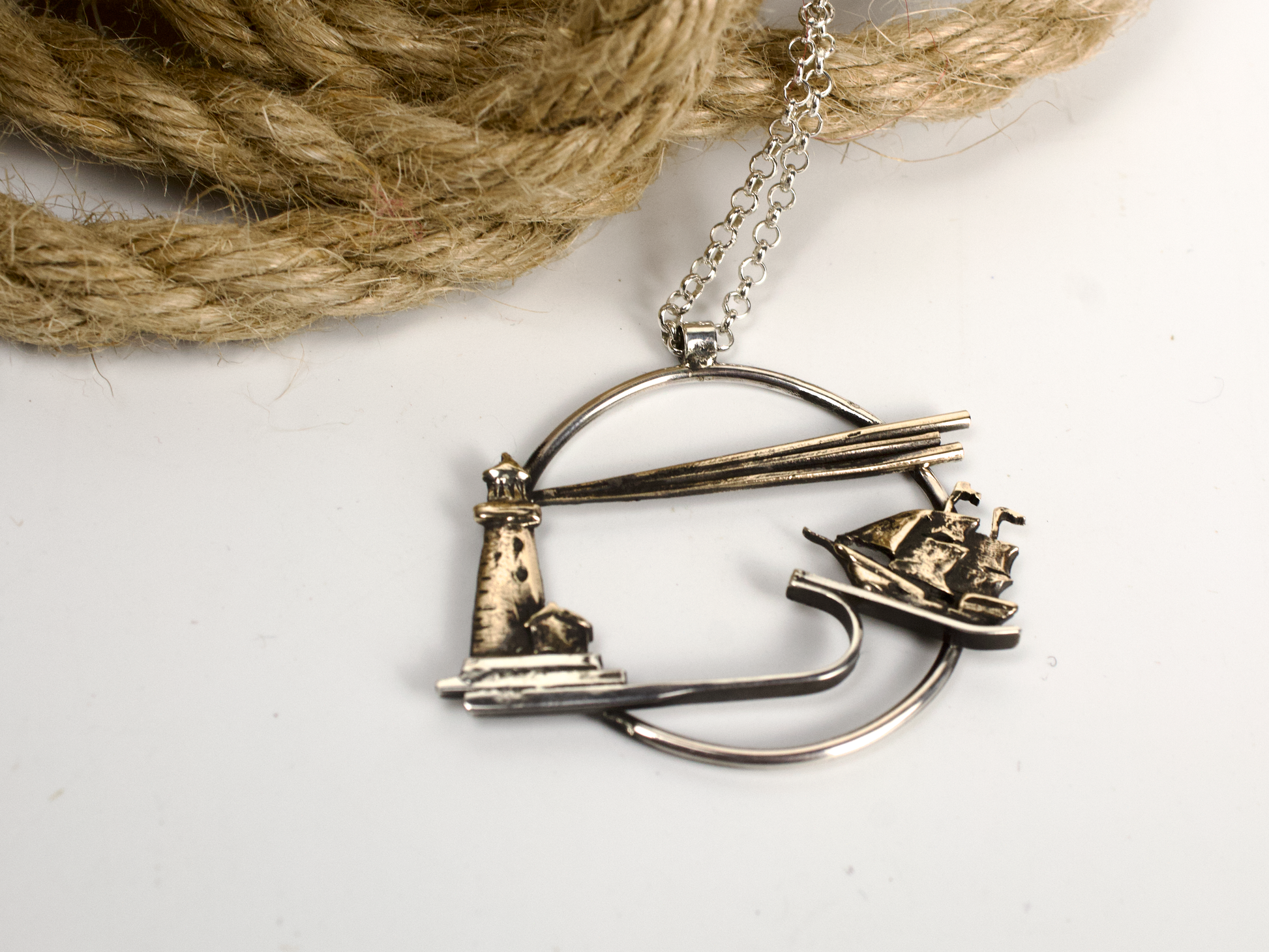 Collana Glimoire con pendente inciso a mano, Il faro e il veliero in design elegante