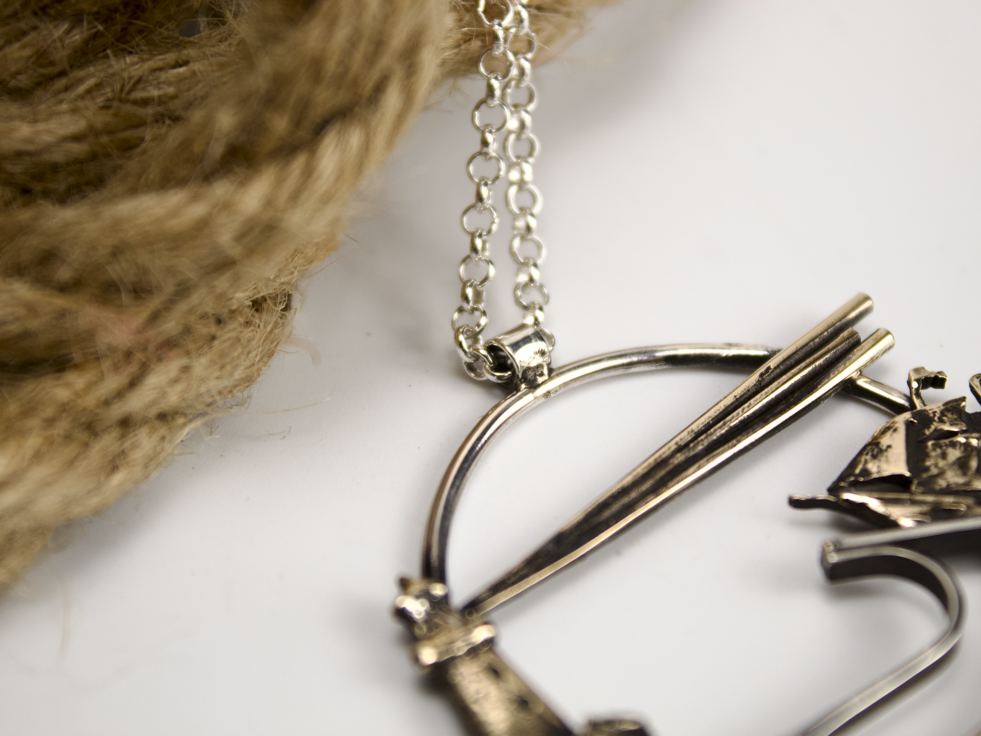 Collana Glimoire con pendente inciso a mano Il faro e il veliero in argento