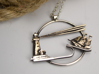 Collana Glimoire con pendente inciso a mano Il faro e il veliero in metallo dettagliato
