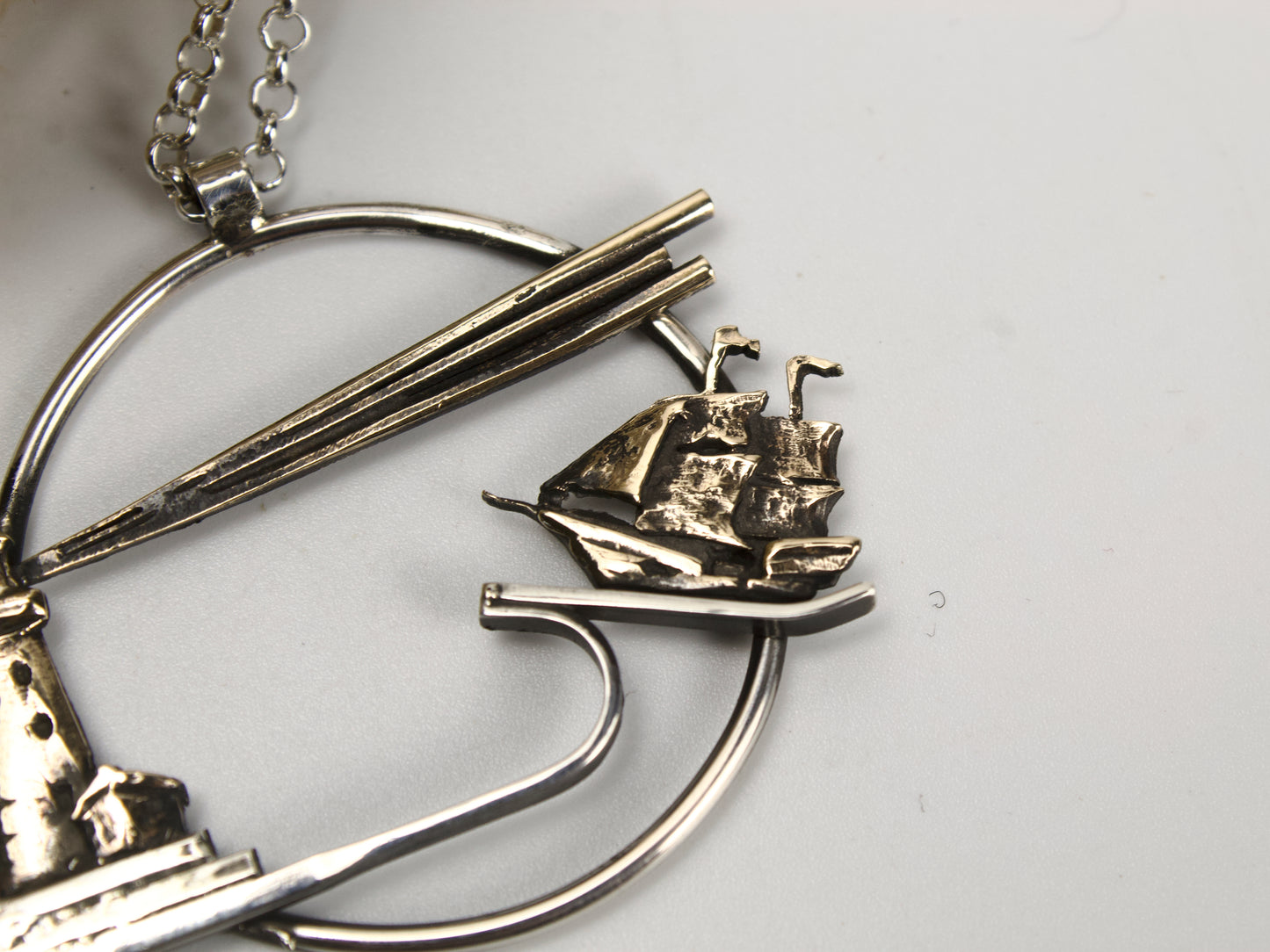 Collana Glimoire con pendente inciso a mano: Il faro e il veliero, un design elegante e unico