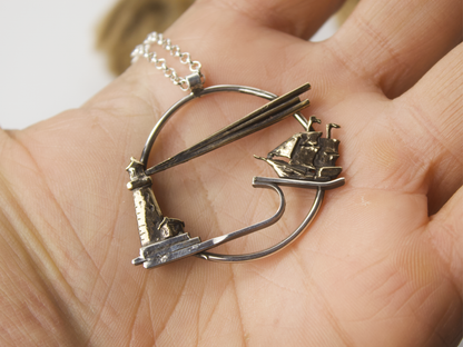 Collana Glimoire con pendente inciso a mano, Il faro e il veliero, in argento raffinato