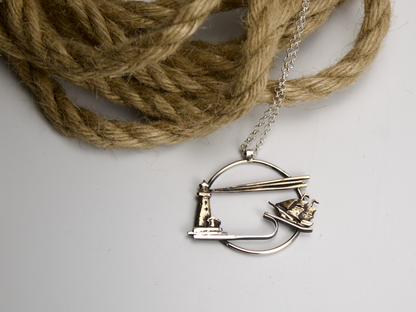 Collana Glimoire con pendente inciso a mano Il faro e il veliero in argento con dettaglio elaborato