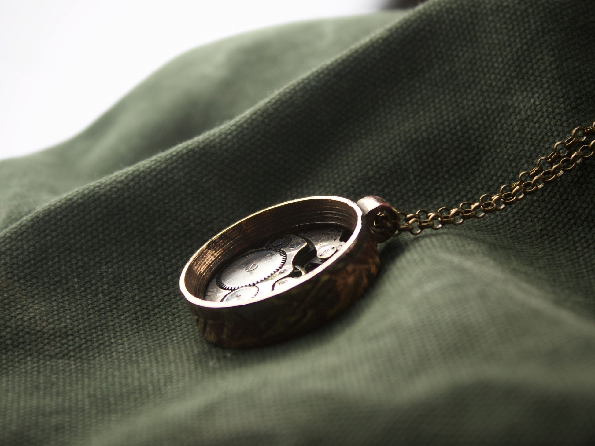 Collana Glimoire con pendente in bronzo, meccanismo di orologio visibile, finitura grezza e brunita, carattere deciso